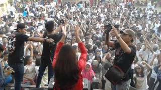 DJ Putik Sekar Langit Live Performance @SMAN 15 Bekasi part 1 DJ Putik Sekar Langit Live Performance @SMAN 15 Bekasi part 1