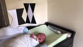 Montessori black and white Munari Mobile for newborns モンテッソーリの白黒モビール・ムナリモビールを見る赤ちゃん