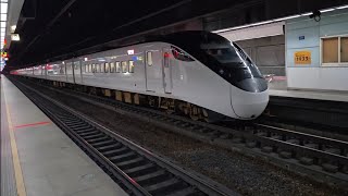 1128次苗栗發車開往基隆的銀綠色微笑號EMU900型十輛一編組EMU924區間車，和111次七堵發車開往枋寮的西部優質直達EMU3000型十二輛編組EMU3034皮蛋豆腐騰雲號綠色帶新城際自強號列車