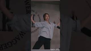 2시간 만에...안무 습득 완료한 휘인이 춤선 #Shorts #WHEEIN