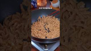 青椒肉丝是先炒青椒还是先炒肉丝？今天教你正确做法，学会了三碗米饭都不够吃。＃青椒肉丝 #美食 #家常菜 #家常美食