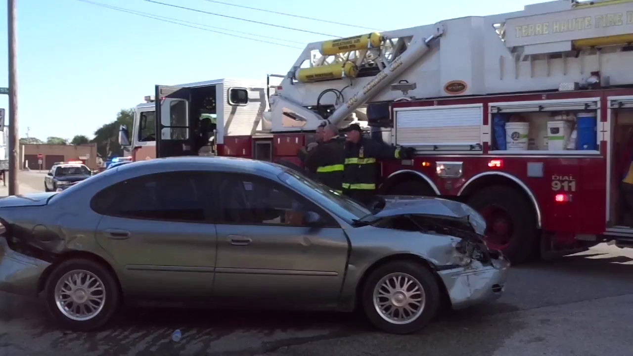 2 Teen Suspects Taken Into Custody After Fleeing Scene Of Crash - YouTube