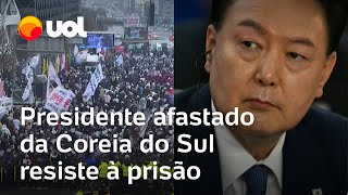 Presidente da Coreia do Sul, Yoon Suk Yeol, afastado, resiste à prisão após declarar lei marcial