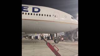 United Airlines 777-200 Arrival International Gate