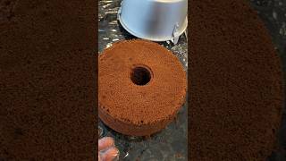 How to remove a chiffon cake from the pan 쉬폰 틀에서 분리 하는 법 #baking #bakingtips #homebaker #homebaking