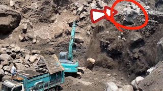 Sand mining||A large pile of rocks collapsed and almost fell on the excavator