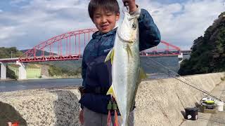 連日の釣行でついに大物ゲット！堤防からヒラマサを釣り上げた小学生たちの挑戦記🎣」