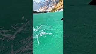 加拿大梦莲湖有多梦幻 有着晶莹剔透的冰 旅行风景 How dreamy is Moraine Lake in Canada