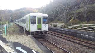 落葉した桜を背景に、磐越東線普通列車723Dが舞木駅1番線に到着