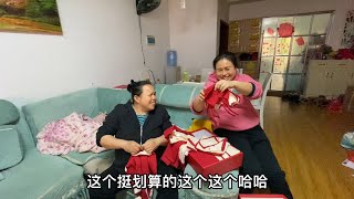 小梁陪老婆回娘家，没想姐姐给宝宝买了一大堆衣服，太有心了。