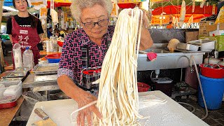 market noodle restaurant where people have been waiting in line for over 30 years-Korean street food