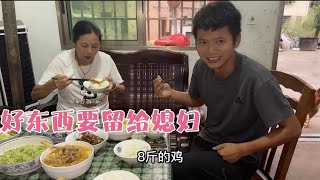 兒子回來了，婆婆忙前忙後殺雞做飯，結果好東西都掉外國媳婦嘴裡了