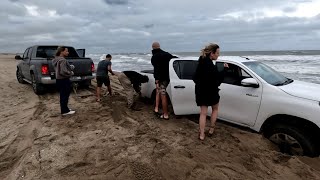 RESCATE CONTRA RELOJ CASI SE LLEVA EL MAR A ESTA TOYOTA