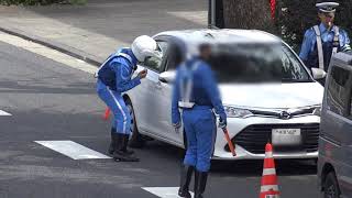 ネズミ捕りで速度違反の車に停止命令の瞬間!