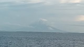 IN THE MIDDLE OF THE OCEAN WE CAN SEE THE MAYON VOLCANO IN ALBAY WITH THE SUNRISE#CRUISE SHIP 🚢