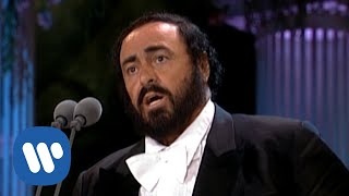 Luciano Pavarotti sings \