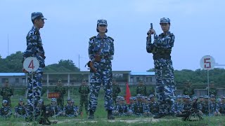 女兵和教官比槍法，5槍47環正得意，沒想教官一槍教做人