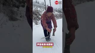 60多岁大娘看别人玩雪，自己也想加入：很久没玩了。“人老心不老” #日常 #新闻  #心态  #玩雪 #老人