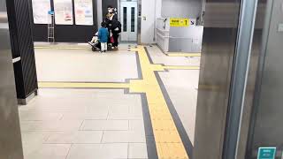 【改札外だけ個性的かつ、北口の1基だけクセ者エレベーター（笑）】JR稲田堤駅のエレベーター（東芝新型スペーセル）