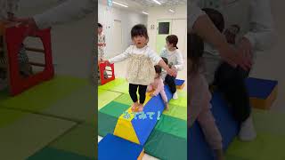 【広島・peekaboo保育園】思いっきりうごける室内遊び