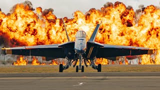 ஒரு விமான கண்காட்சியில் உலகின் சிறந்த F-22 ராப்டார் மற்றும் F/A-18 சூப்பர் ஹார்னெட் போர் விமானங்கள்.