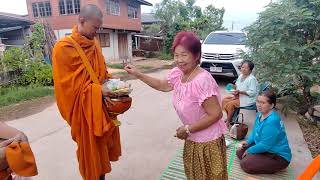 บรรยากาศทำบุญตักบาตร​ยามเช้า​ บ้านหนองหญ้าข้าวนก​ ชัยภูมิ