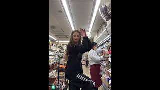 外国人美女さん、日本のコンビニで楽しくTikTok撮影してるだけなのに、店員さんに蔑むような目で見れてしまう💦可哀想😢 #itlatoday