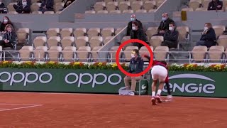 Roland Garros, Djokovic lo fa per la seconda volta: colpisce un giudice di linea con una pallina