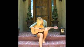 CHICA TOCANDO GUITARRA