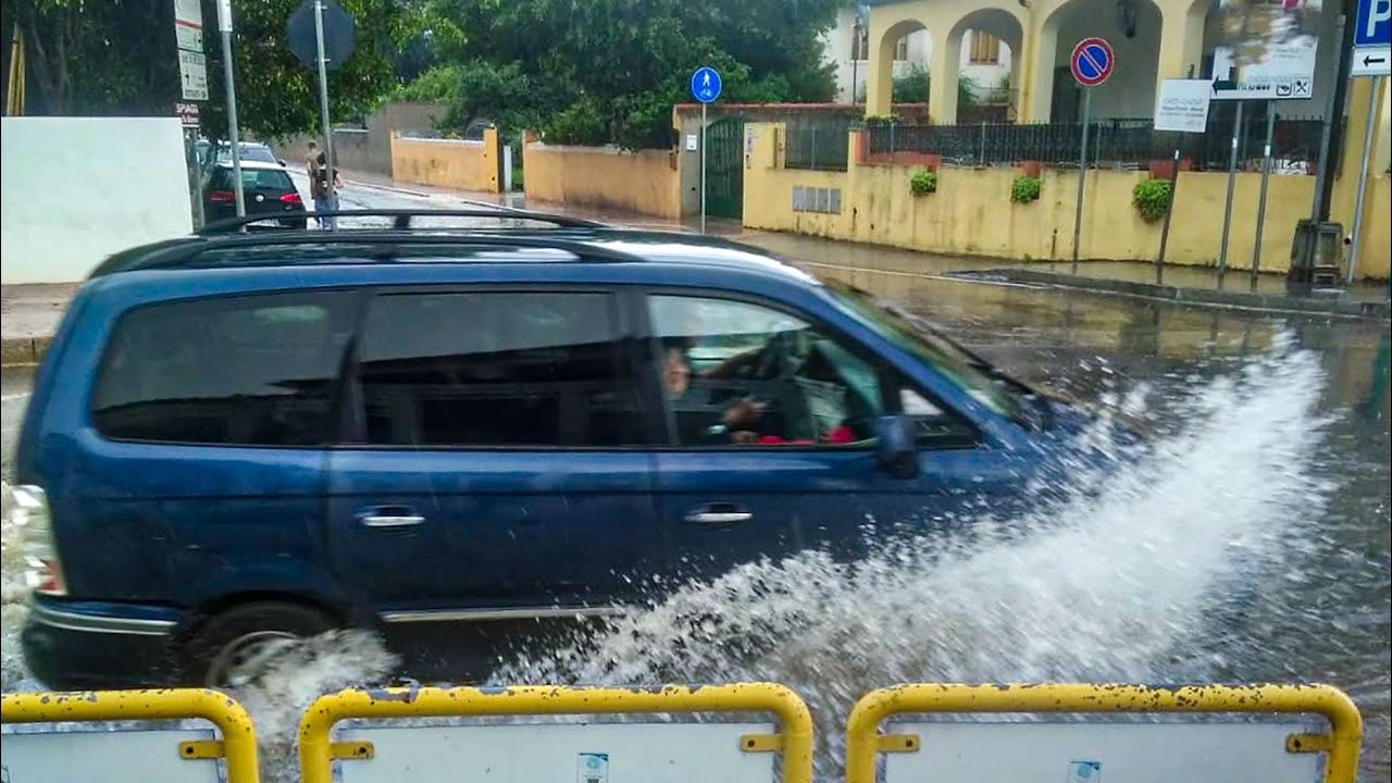 Bomba D'acqua Su Orosei: Strade E Scantinati Allagati - YouTube