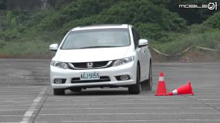 【Mobile01小惡魔動力研究室】中型房車綜合集評 - Honda Civic 2.0 時速60km/h繞錐測試