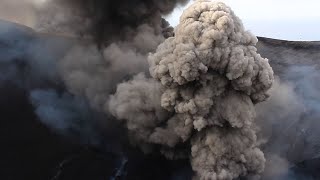 Large volcano eruptions on Mt Yasur