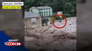 Savona, l'autobus resta bloccato per la piena del fiume