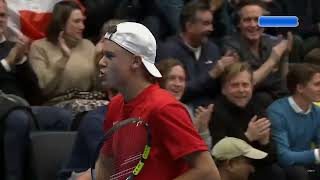 Holger Rune hits a tweener and wins incredible point