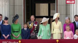 The Royal Family curtsy from the balcony | Hello