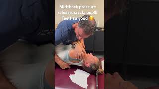 ⚡️Chiropractic popping and cracking of the mid-back 😳😳 #chiropractornearme  #kingwoodtx