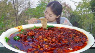 小雨做懒人炸酱面，揪上把藤藤菜尖尖，配上油汪汪的臊子太爽了！【市民朱小雨】