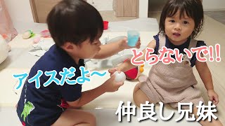 不機嫌そうな顔でアイスを食べる１歳妹とアイス屋さん兄【年子】