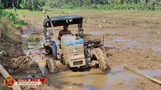 വയലില്‍ താഴ്ന്ന ട്രാക്ടര്‍ ചളിയില്‍ നിന്നും കയറ്റി