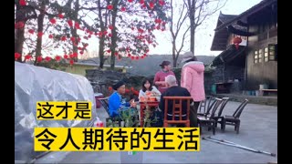 这是令人期待的农村生活，我爱养花，你爱种菜做饭。如果故乡可以安生，我们都不愿意过完年就各奔东西