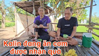 Kalin đang ăn cơm lại được nhận quà