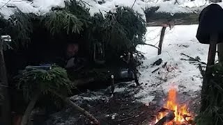 在冰天雪地的野外求生 荒野建造 野外生存 野外生活 雪中露营 解压