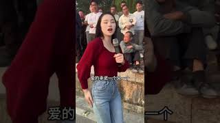 農村單身女孩舞姿妖娆，為了謀生在街頭唱歌跳舞，給她點個讚鼓勵一下吧，好多人圍觀支持！ #戶外唱歌 #農村歌手唱歌 #農村歌手 #鄉村歌手