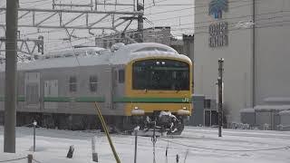 雪景色の長野総合車両センターを、工場より運ばれた中央線209系81編成が見送るなか、次の任務へと向かった、長野駅では北陸新幹線と同時出発の？E493系01編成回送列車。