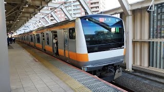 E233系 H56編成 快速東京行が2分遅れて国立駅3番線を通過するシーン