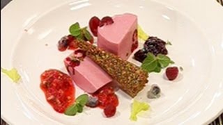 Gourmand, Martín Molteni - Mousse de frambuesas sobre mermelada de moras y jugo de frutillas