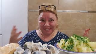 МУКБАНГ 🍽 СЕЛЕДКА С КАРТОШКОЙ, ЗАХЛЕБНУТЬСЯ МОЖНО.MUKBANG 🙉 herring with potatoes how delicious