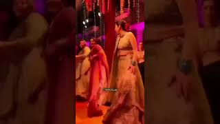 Mahira Khan on the dance floor 🔥 Fariha Altaf son wedding #mahirakhan #weddingdance #reels #dance