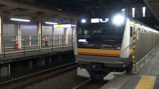 夜の武蔵小杉駅に到着する南武線下りE233系