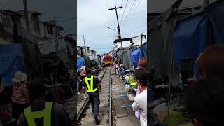 ตลาดร่มหุบ ข้างรางรถไฟสถานีแม่กลอง #unseen #thailand #maeklongrailwaymarket #ตลาดร่มหุบ